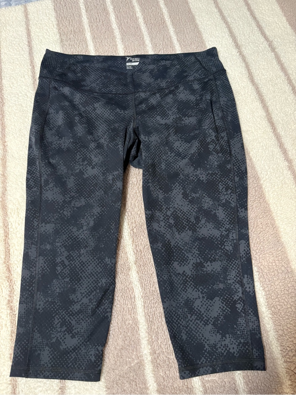 Old Navy Dark Gray Patterned Capri Leggings